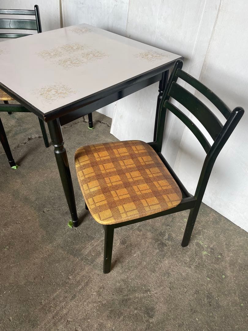 可愛い！　アンティーク　レトロ　ダイニングテーブルと椅子2脚セット