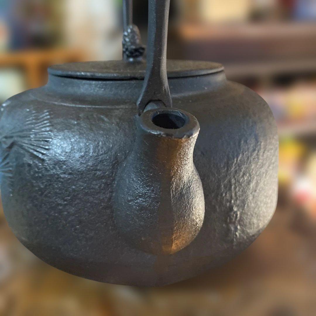 南部鉄刻印　鉄瓶　急須　茶器　梅花図　未使用品　大きめ　1.85L