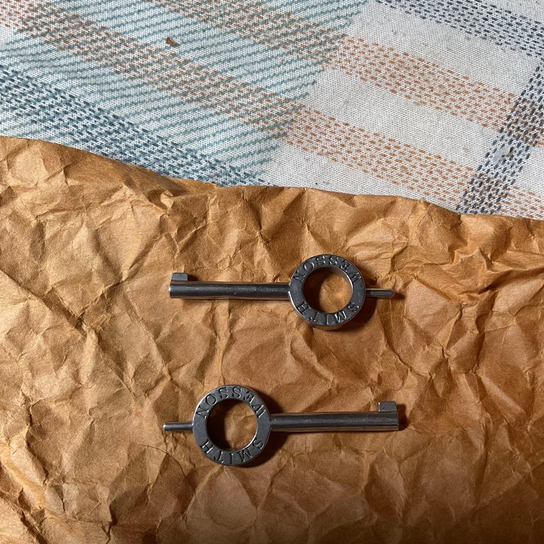 スミス&ウェッソン　ブラック手錠　アメリカ製。【鍵二つあり　金属製　美品】。