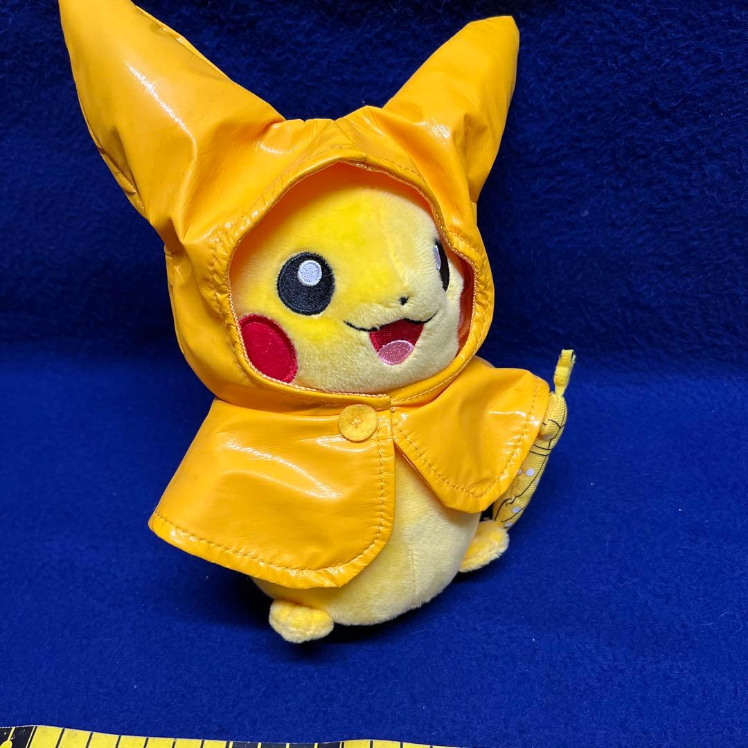 マンスリー ピカチュウ 梅雨 レインコート ぬいぐるみ ポケモン