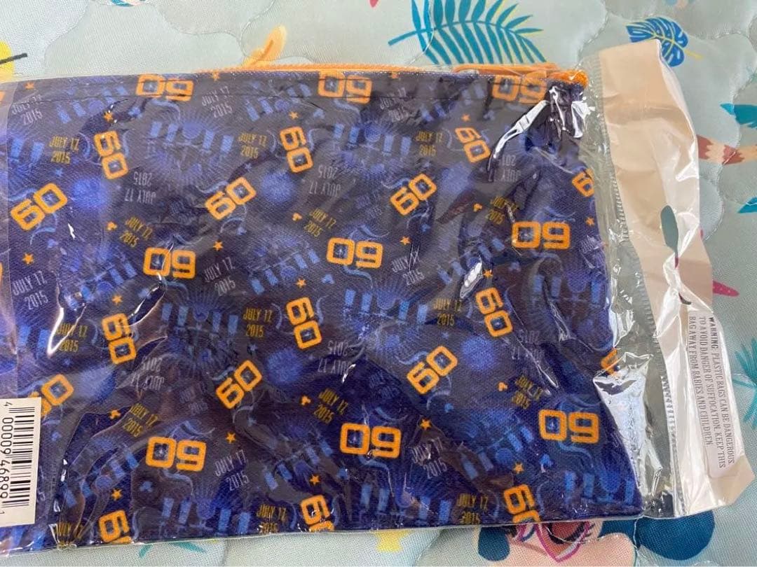 希少【新品未使用未開封品】カリフォルニアディズニー 60周年記念 缶バッチ