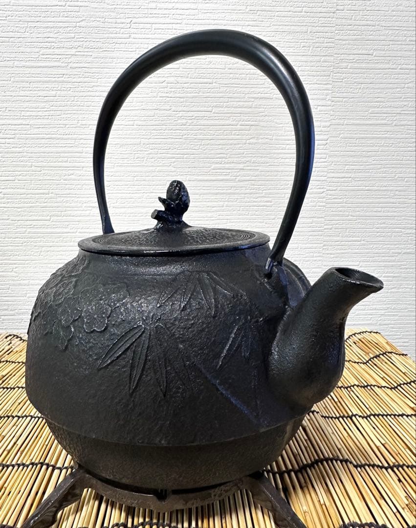 未使用品、付属品付　南部運南堂 鍋元造　松竹梅　２８型　大型鉄瓶　南部鉄瓶