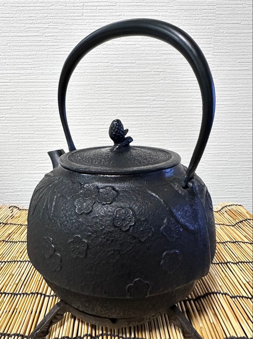 未使用品、付属品付　南部運南堂 鍋元造　松竹梅　２８型　大型鉄瓶　南部鉄瓶