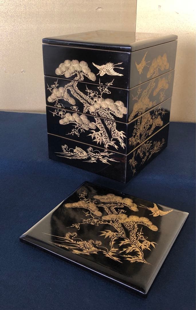 《R》黒内朱 沈金鶴亀松竹梅図 四段重 替蓋付 木製漆器 木箱 260121き6