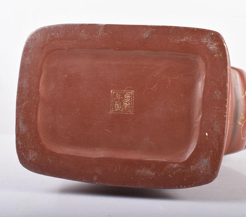 中国 康煕年製 乾漆朱漆金蒔絵山水人物文扁壷 V 3905B