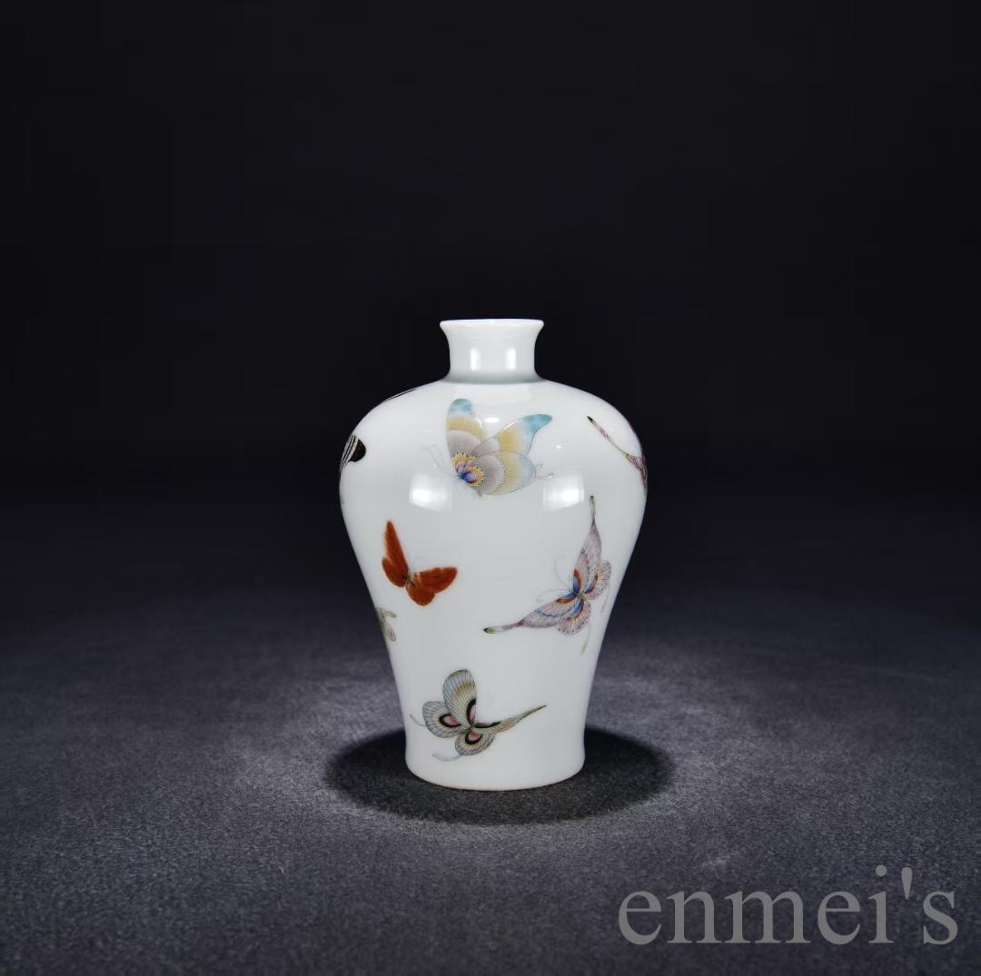 中国古美術・旧蔵・大清雍正紋・粉彩彩蝶図梅瓶・花瓶・白磁・古陶磁器