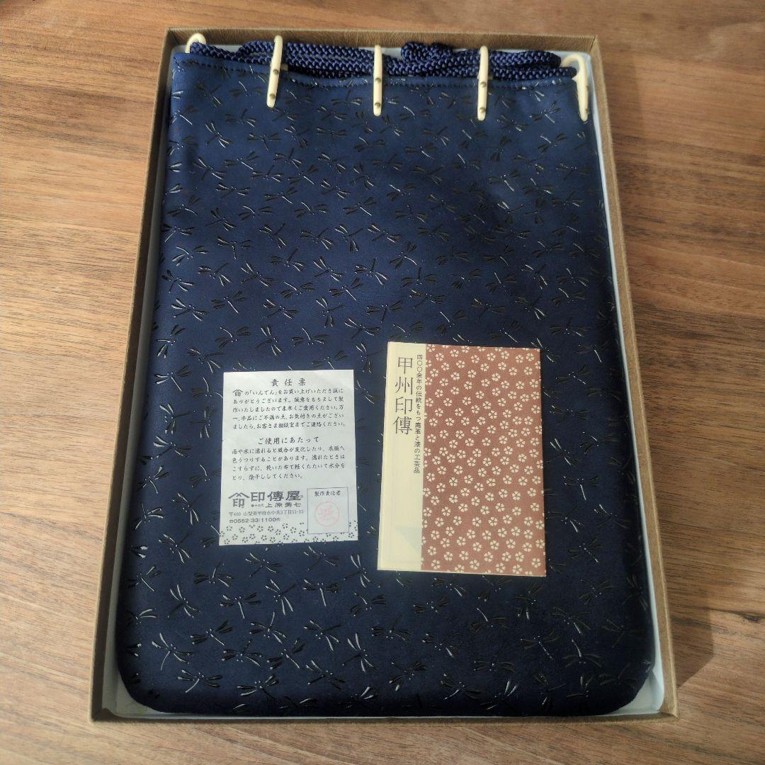 新品未使用 箱入り 印伝 　甲州印伝 印傳屋 　合切袋（大）　巾着　とんぼ　紺 印傳屋（INDEN-YA） 最大51%☆2/11限定 合切袋 印伝 インデンヤ 巾着