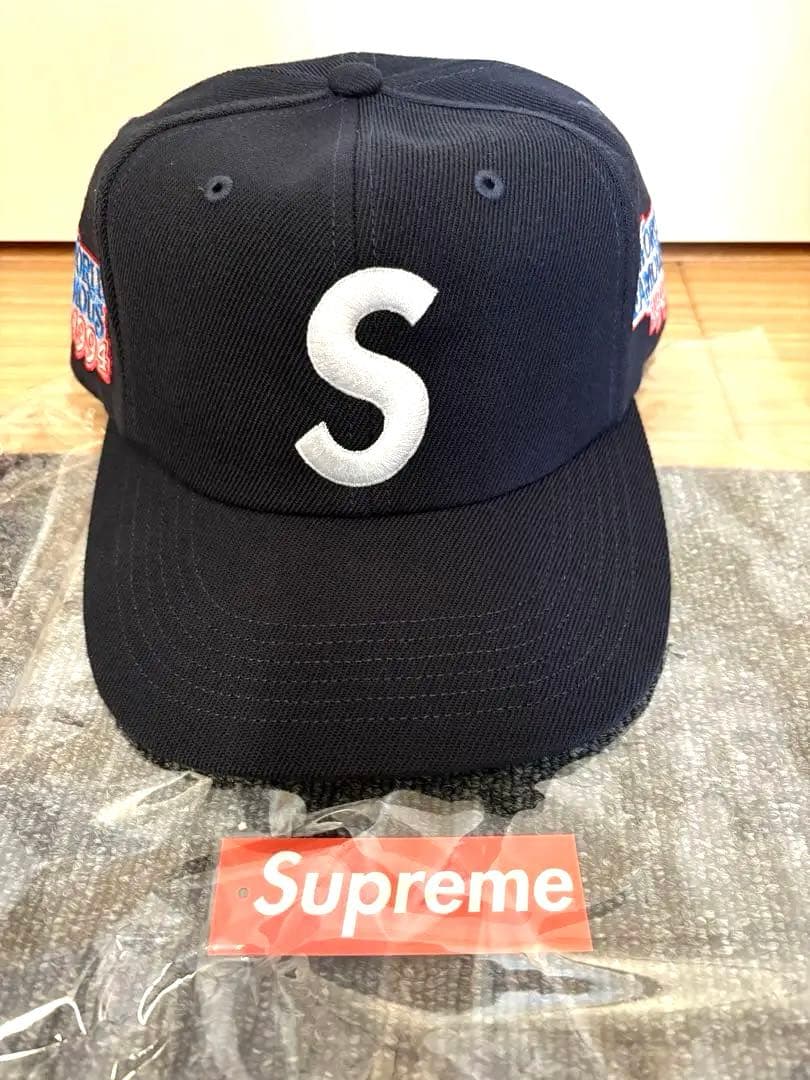 新品同様Supreme ブラック ベースボールキャップ