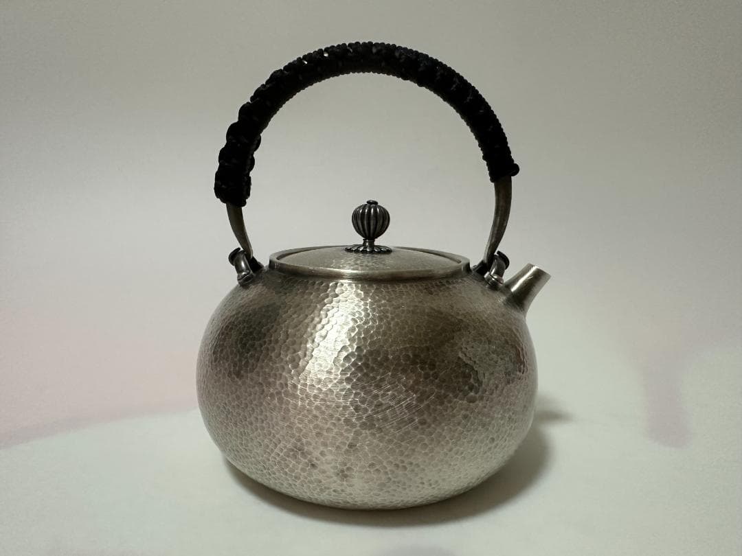 純銀製 牡丹彫り 槌目 菊摘 湯沸 銀瓶 煎茶道具