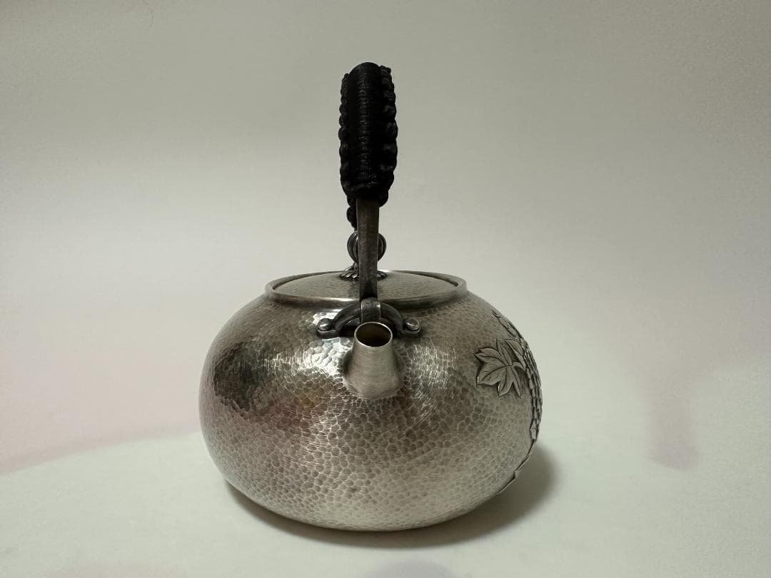 純銀製 牡丹彫り 槌目 菊摘 湯沸 銀瓶 煎茶道具