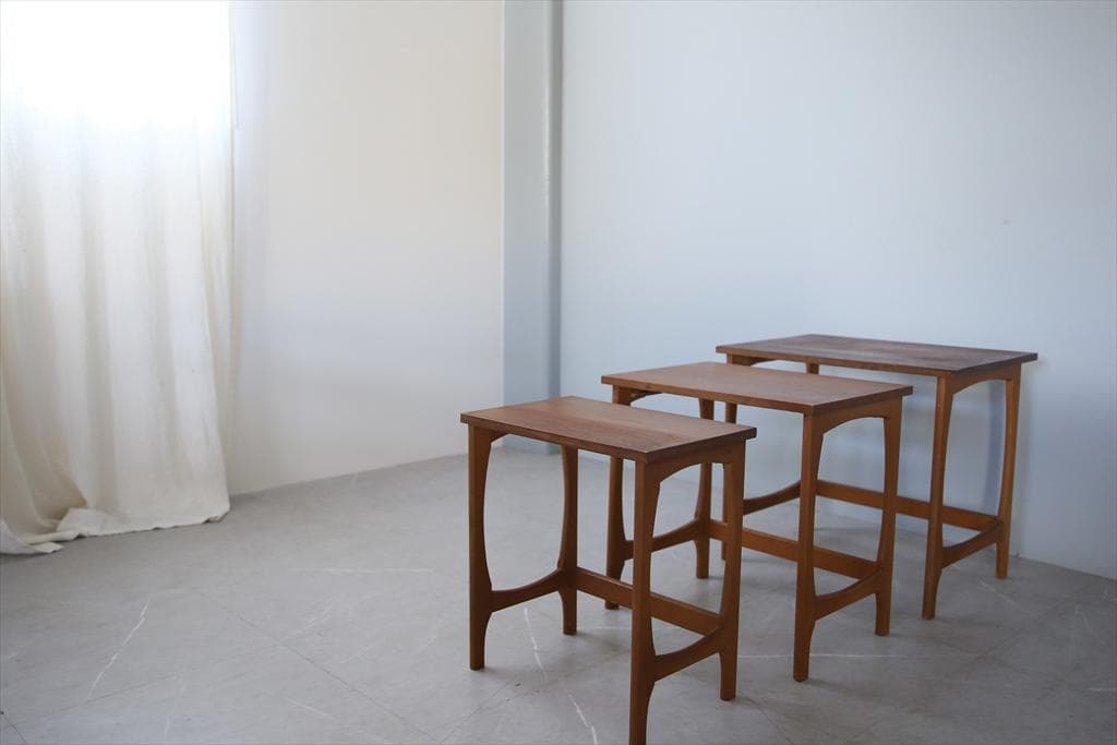 英国アンティーク木製ネストテーブル3台/収納式机/飾り棚/花台(92-57)