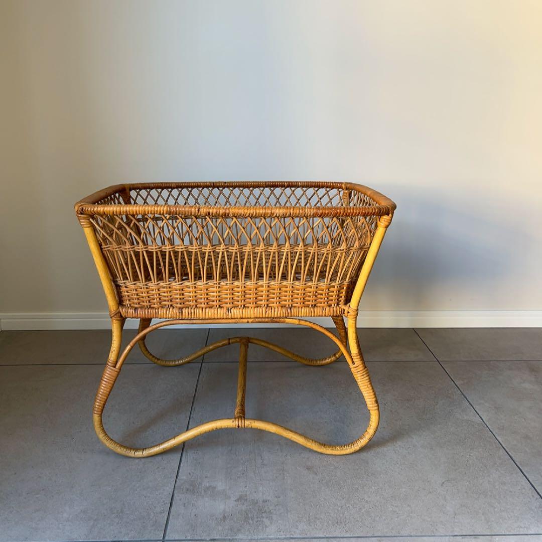 アンティーク　ラタン　脚付き脱衣カゴ