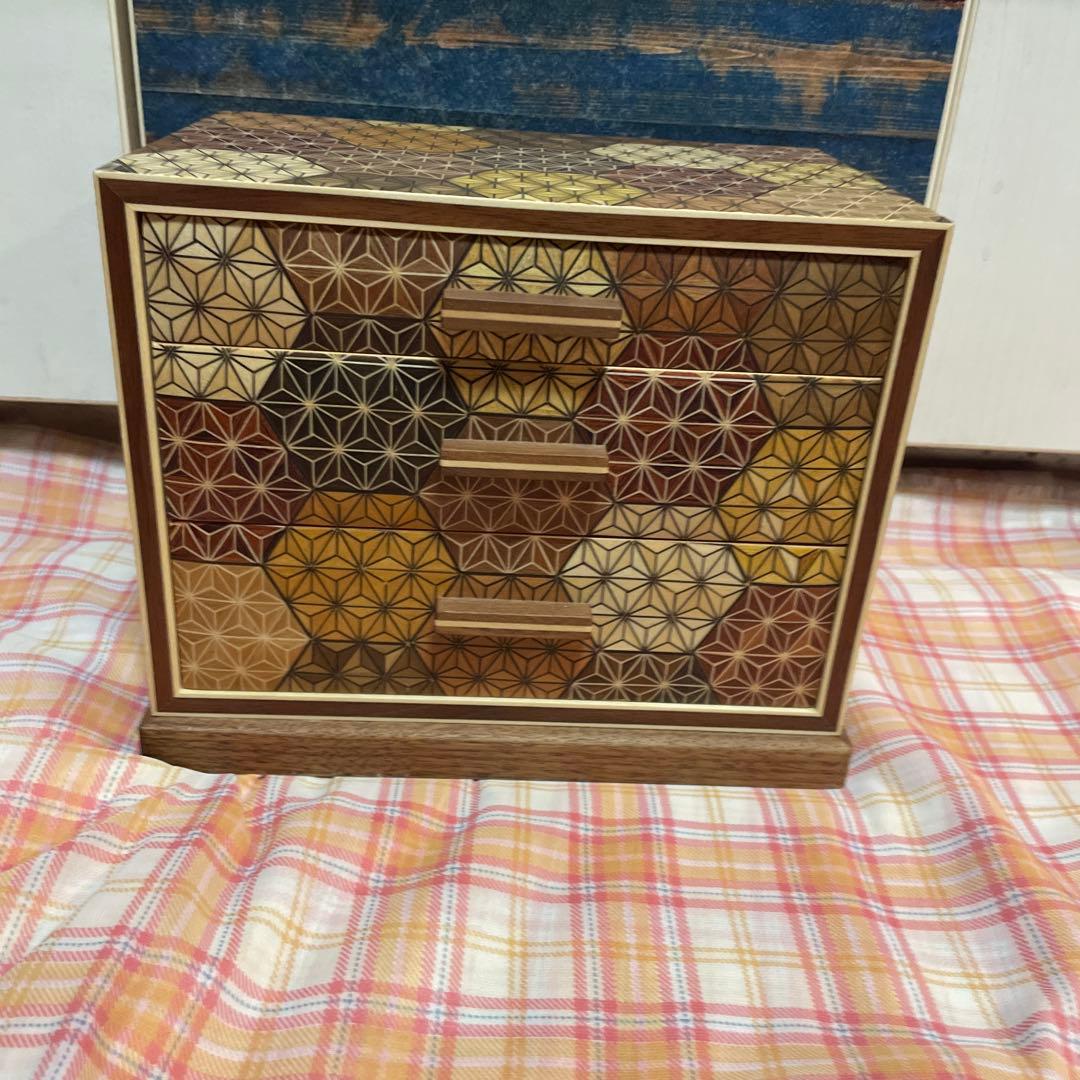 三ッ引き出し　亀甲　箱根寄木細工　木製　工芸　引き出し　三段 三ッ引き出し 亀甲 箱根寄木細工 木製 工芸 引き出し 三段 - メルカリ
