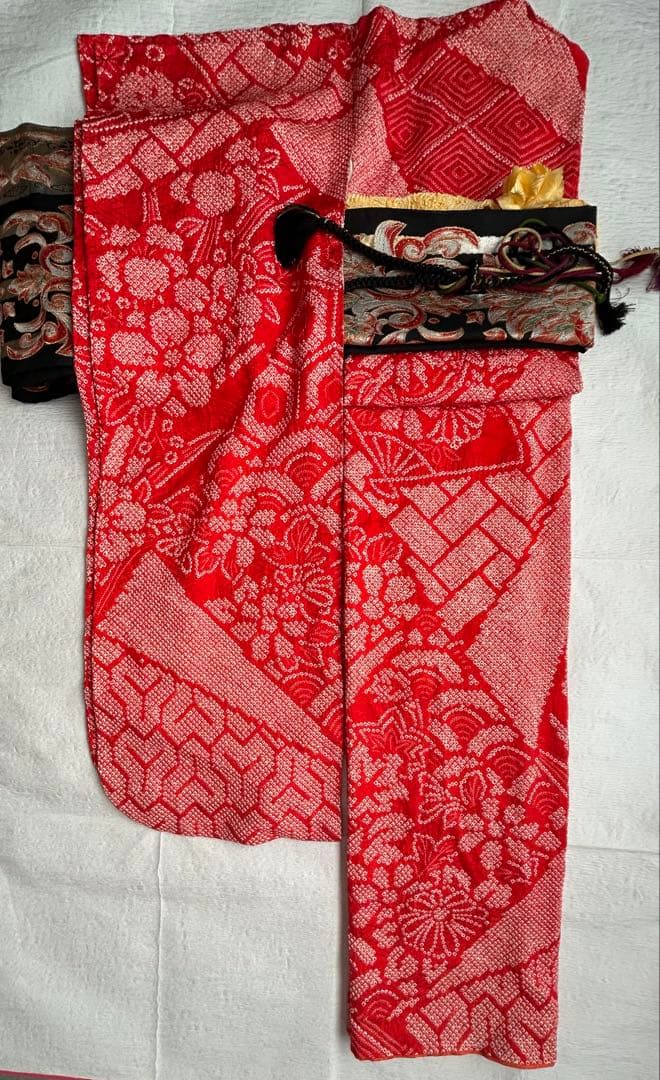 #振袖 #総絞り #レトロ雰囲気 #朱色に近い赤い #菊花刺繍 赤 絞り 菊相楽刺繍 雪輪 正絹振袖【437】 – SAKURA TOKYO