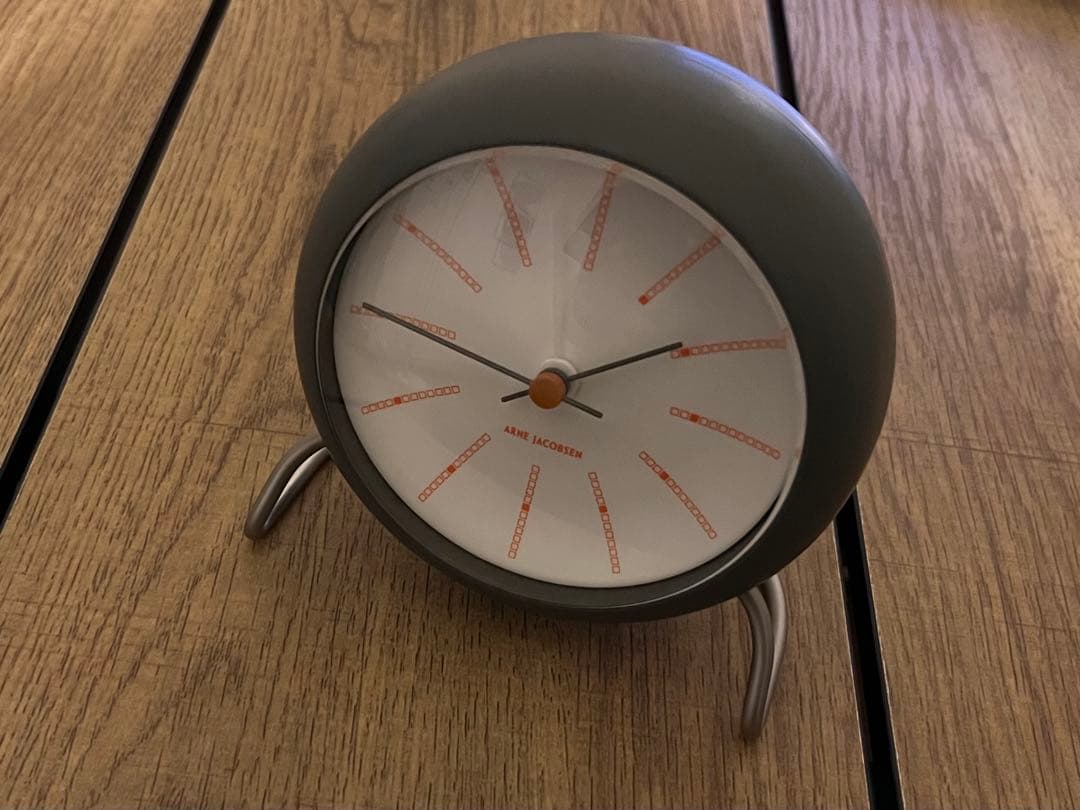 アルネ ヤコブセン テーブルクロックBANKERS バンカーズ グレー Arne Jacobsen テーブルクロック BANKERS グレー｜時計｜IDEE SHOP Online