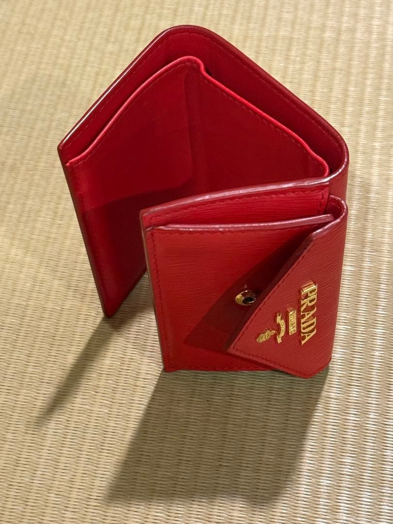 PRADA エンベロープ 三つ折り財布 レッド　美品
