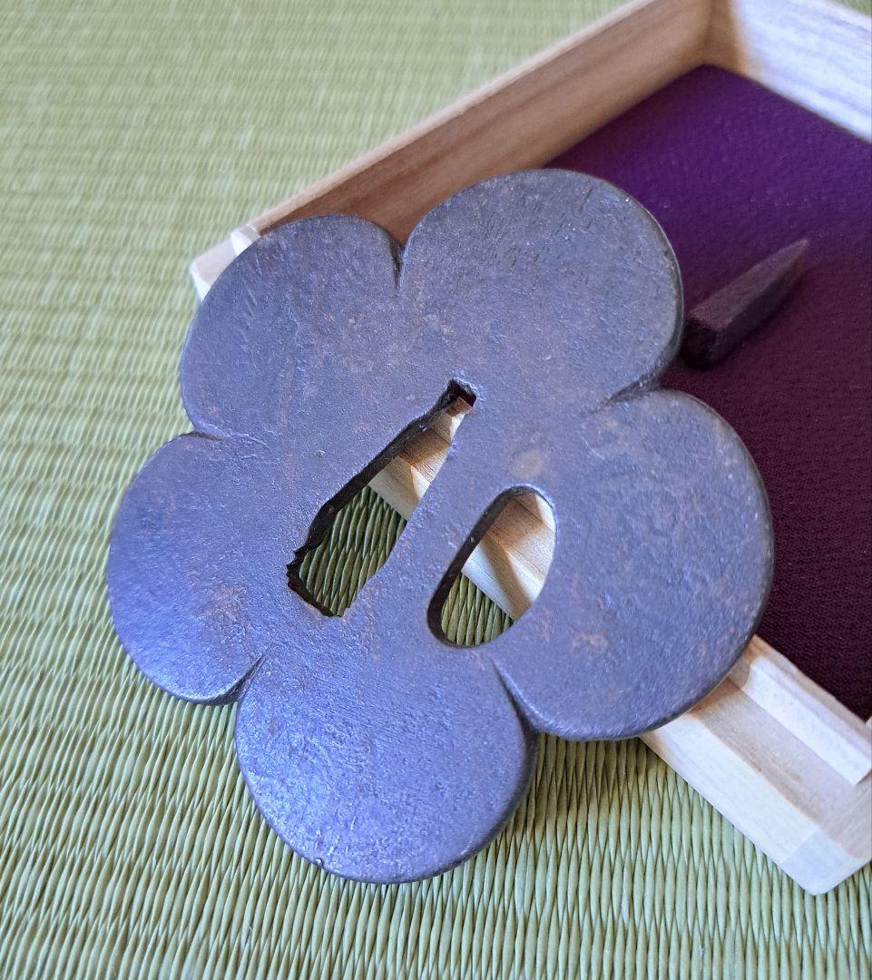 梅花型鉄地鍔 鐔 日本刀 刀 刀装具 時代物 真剣 居合い 古美術 侍 武士道