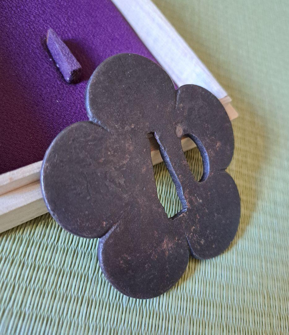 梅花型鉄地鍔 鐔 日本刀 刀 刀装具 時代物 真剣 居合い 古美術 侍 武士道