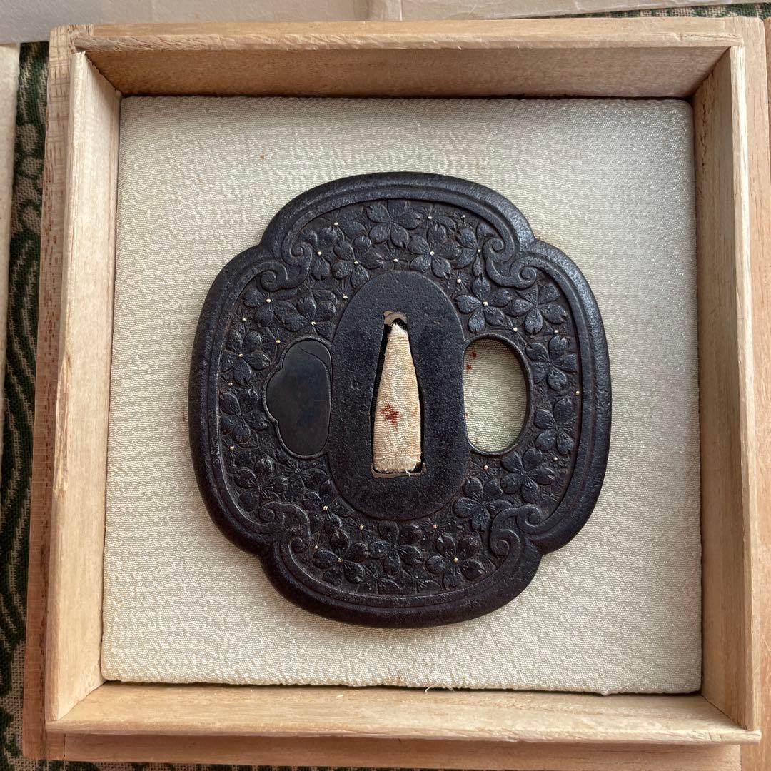 桜花の図鍔　銘　英政花押　日本刀剣保存会鑑定書『優作』認定