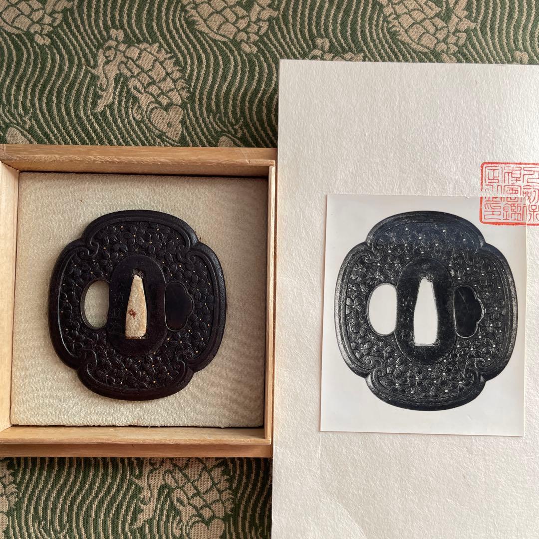 桜花の図鍔　銘　英政花押　日本刀剣保存会鑑定書『優作』認定