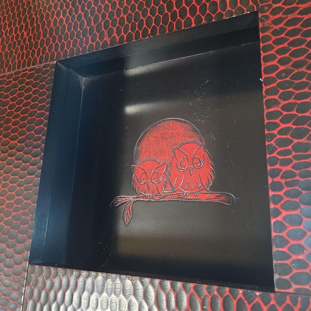 民芸調座卓ミニテーブル　赤と黒のフクロウ彫刻入り　中央に凹み有り ローテーブル