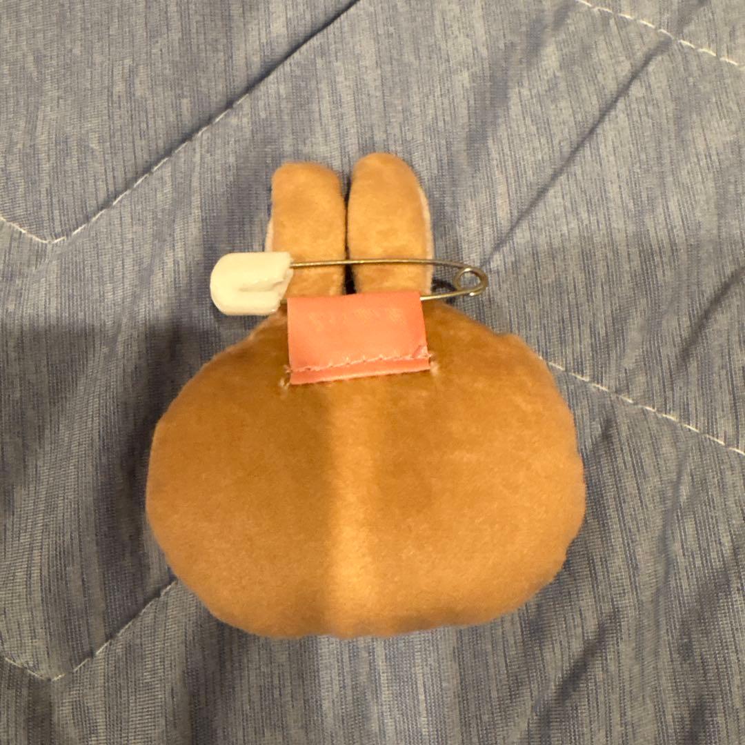 ちいかわ なかよしぬいぐるみバッジ サングラスと日焼け うさぎ 匿名