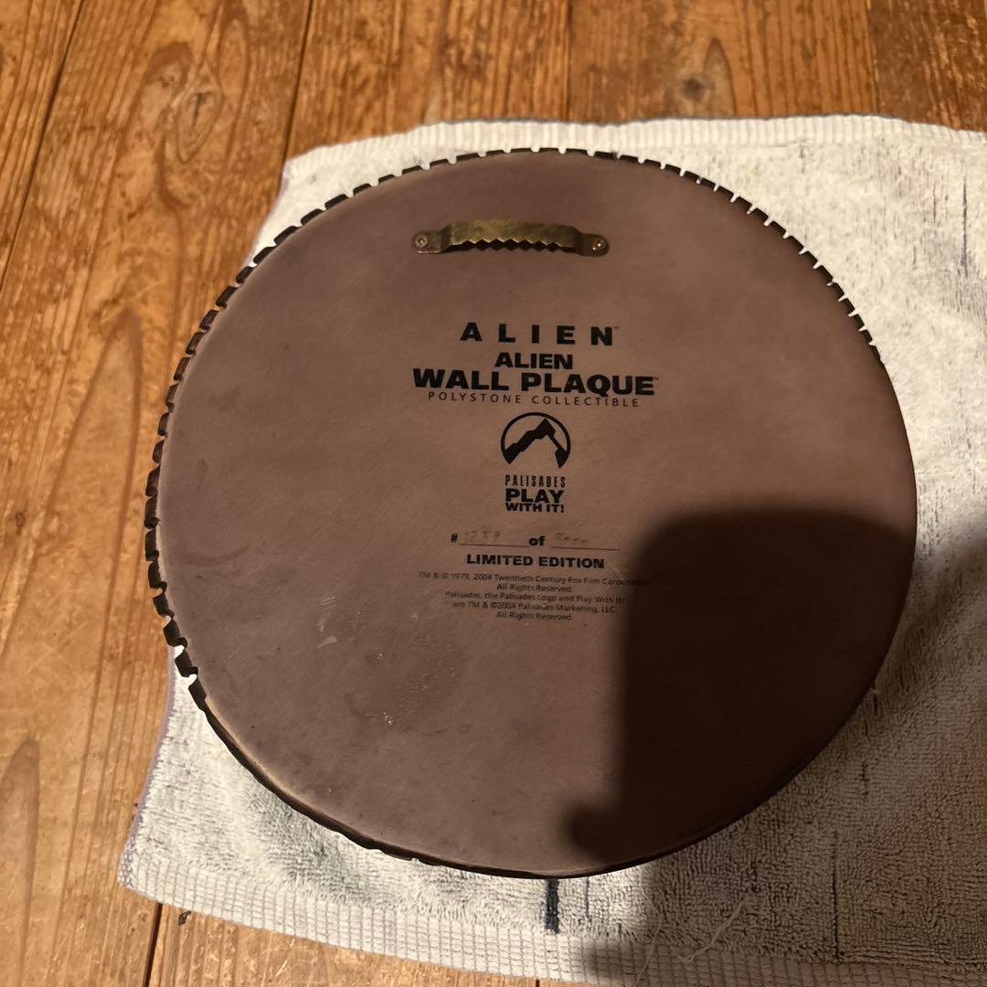 エイリアンフィギュア レリーフ[直径約30cm]
