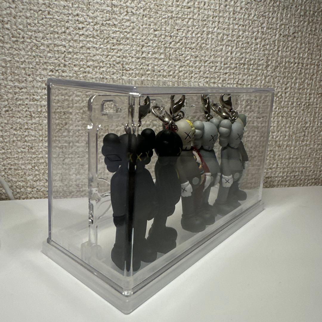 KAWS展示会限定フィギュアキーホルダー6体セット(ケース付き)