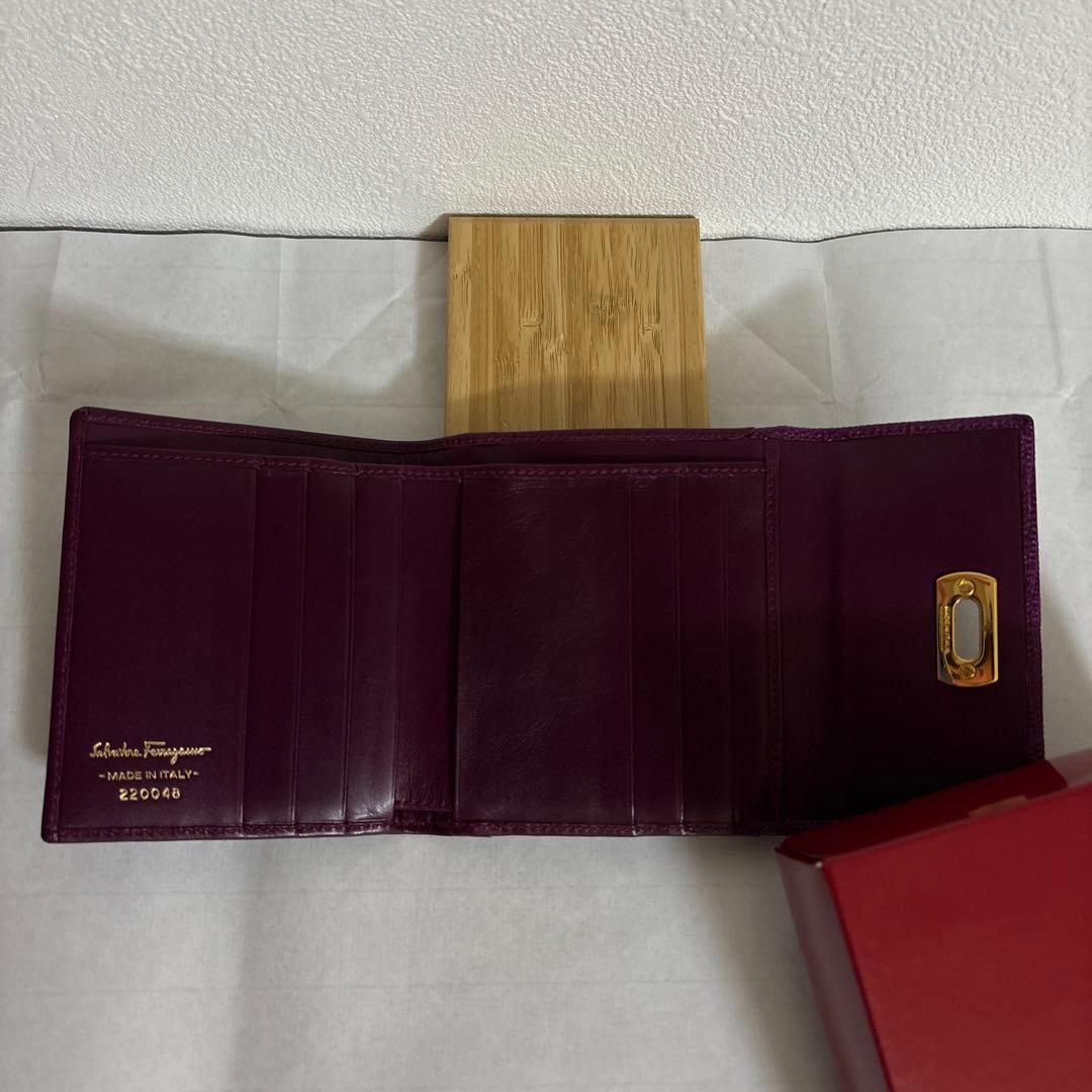 Ferragamoフェラガモ 2つ折り財布 レアなノーブル紫色！お値段交渉可能！