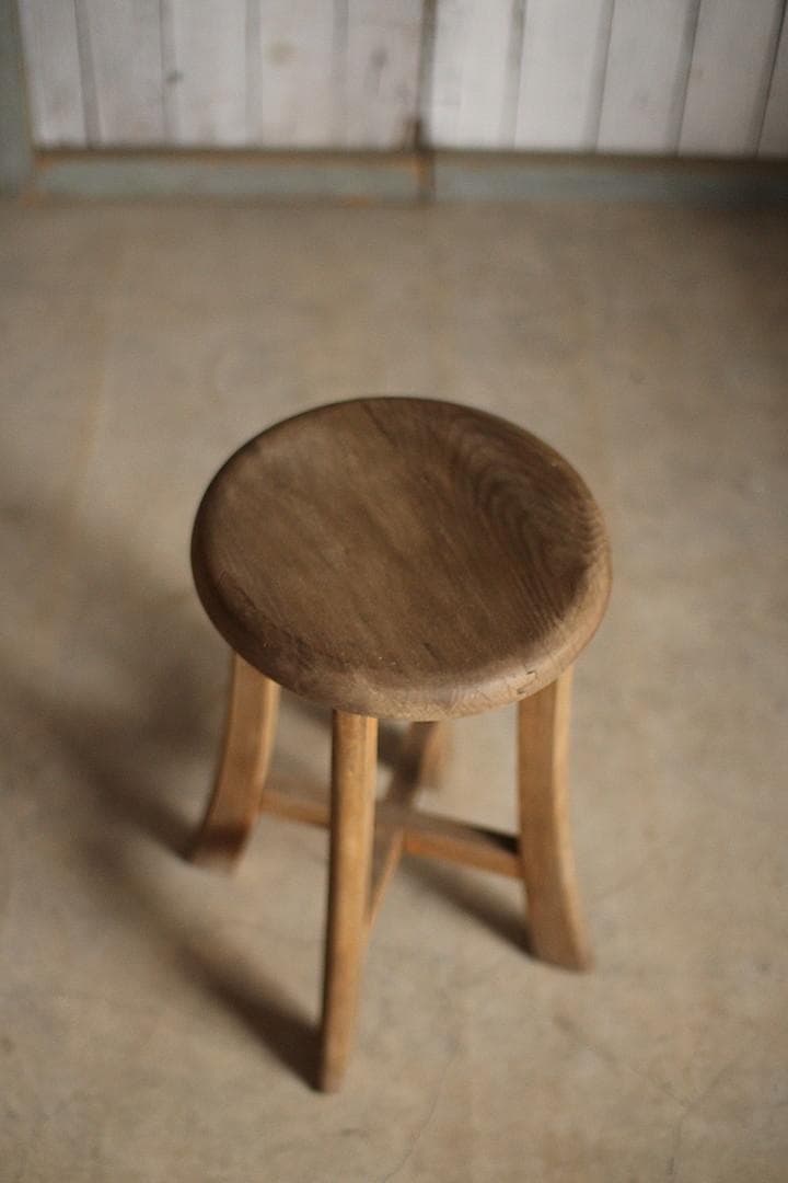 古く味のある木製の丸椅子　スツール　チェア　古道具　古家具