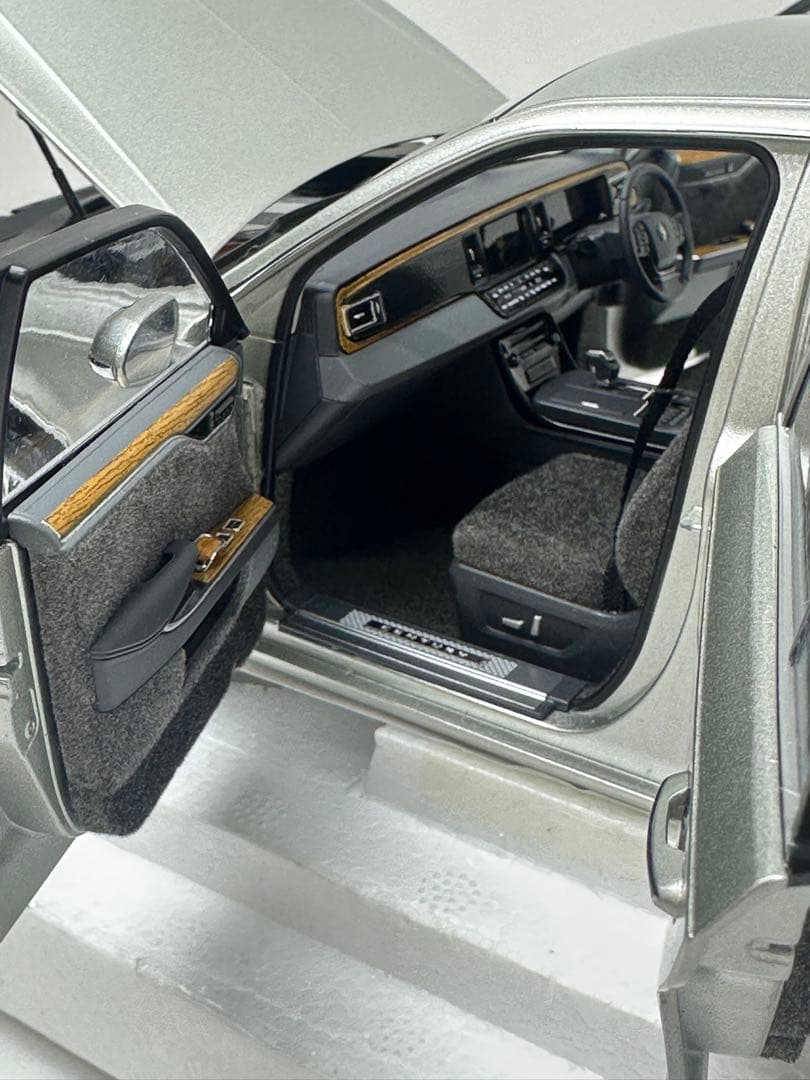 【極美品】LCD 1/18トヨタセンチュリーシルバー ダイキャスト フル開閉完品