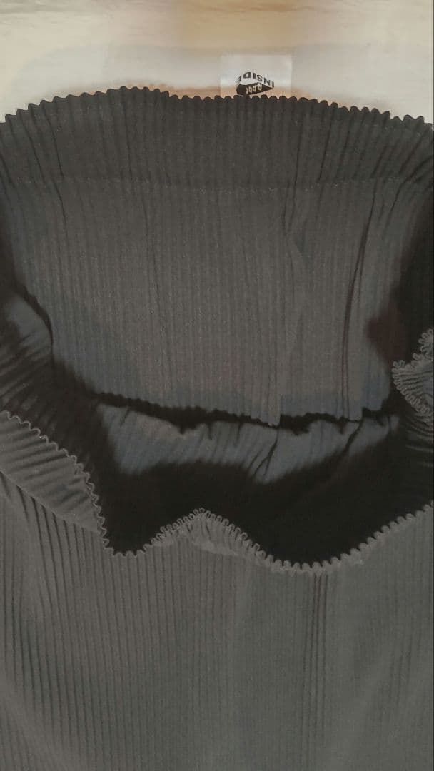 me ISSEY MIYAKE＊黒のプリーツひざ丈スカート