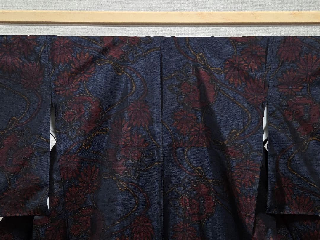 A 本場大島紬 雪輪に花模様 紺色 袷 正絹 小紋 着物 証紙付 15 - メルカリ