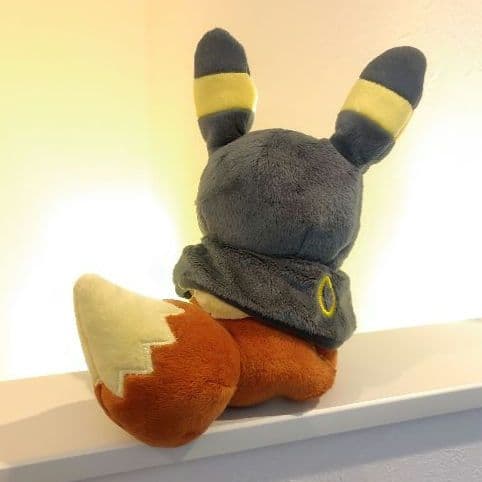 ポケモン ブラッキーのポンチョを着たイーブイ ぬいぐるみ ブラッキー イーブイ