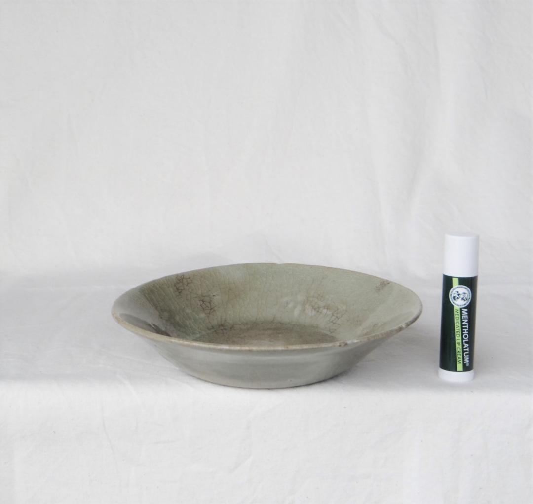 高麗青磁　皿　下手　★かまきず、ホツ、貫にシミ、見込みの使用痕あり