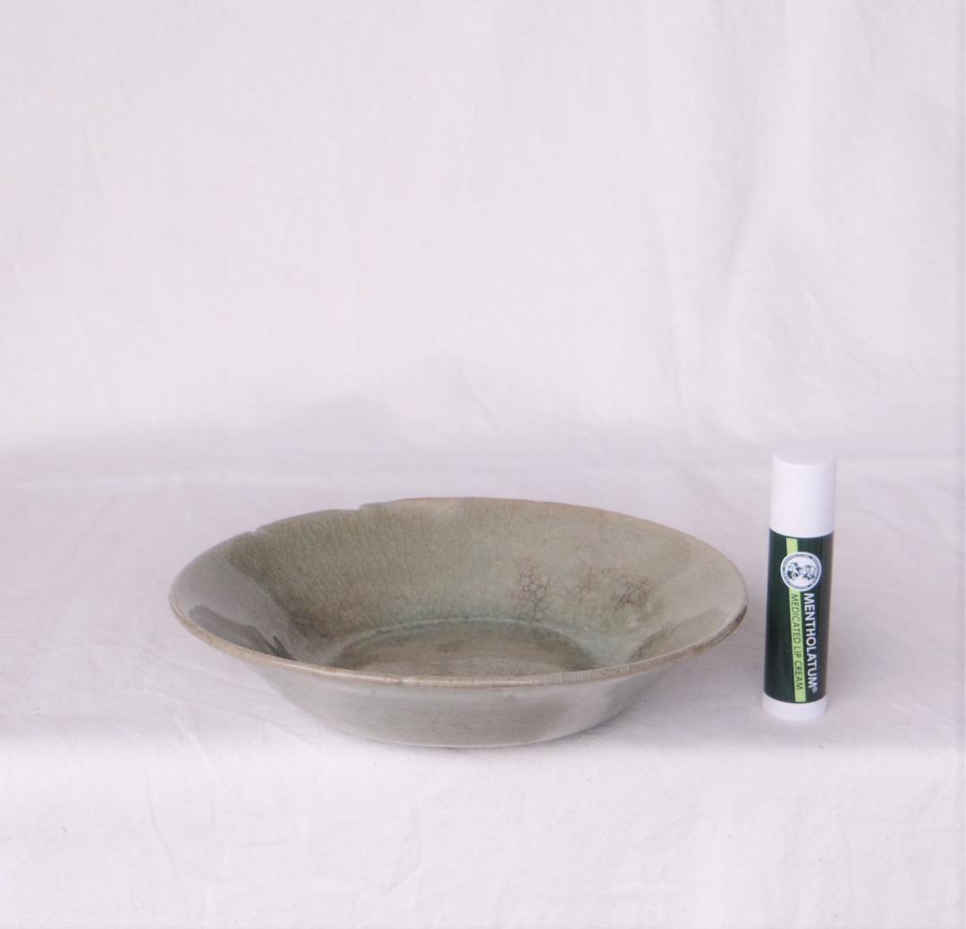 高麗青磁　皿　下手　★かまきず、ホツ、貫にシミ、見込みの使用痕あり