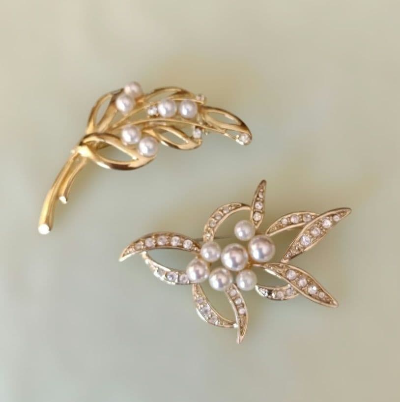 花モチーフ ゴールドブローチ 2点セット - メルカリ