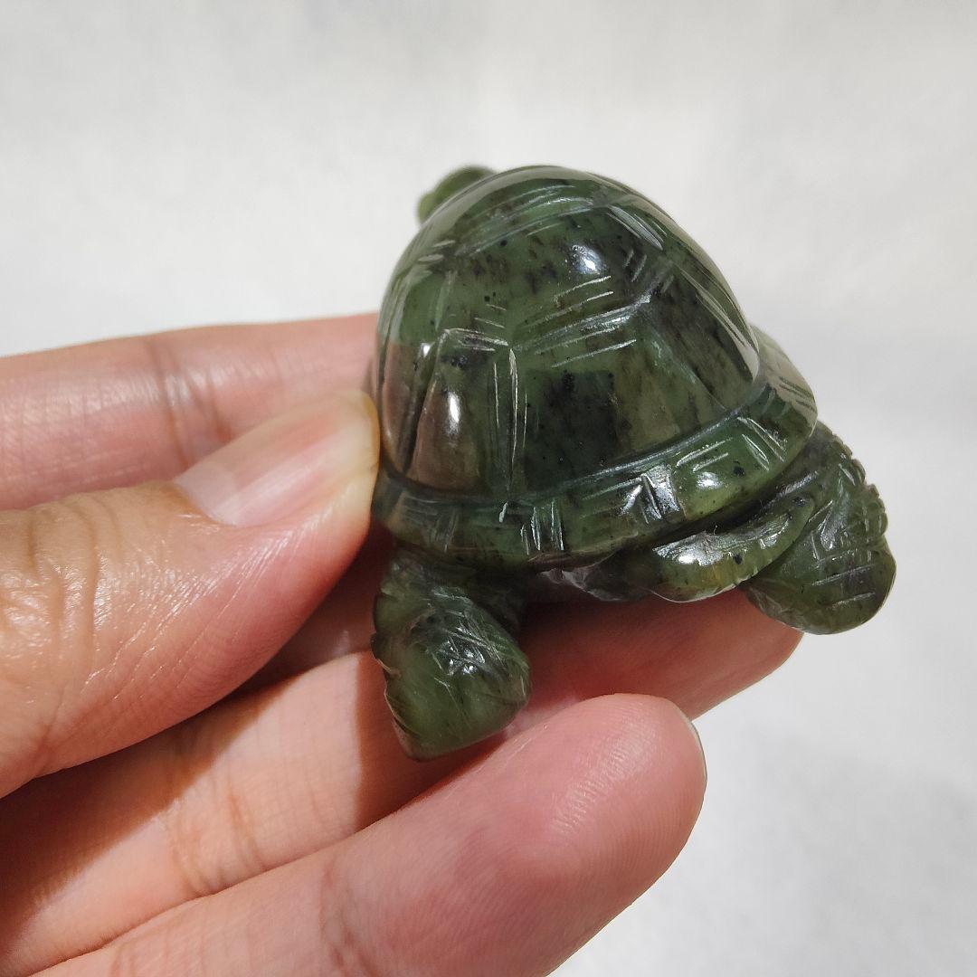 12 亀 軟玉翡翠（ネフライト）で作った亀 天然石 彫刻 翡翠 ヒスイ 亀