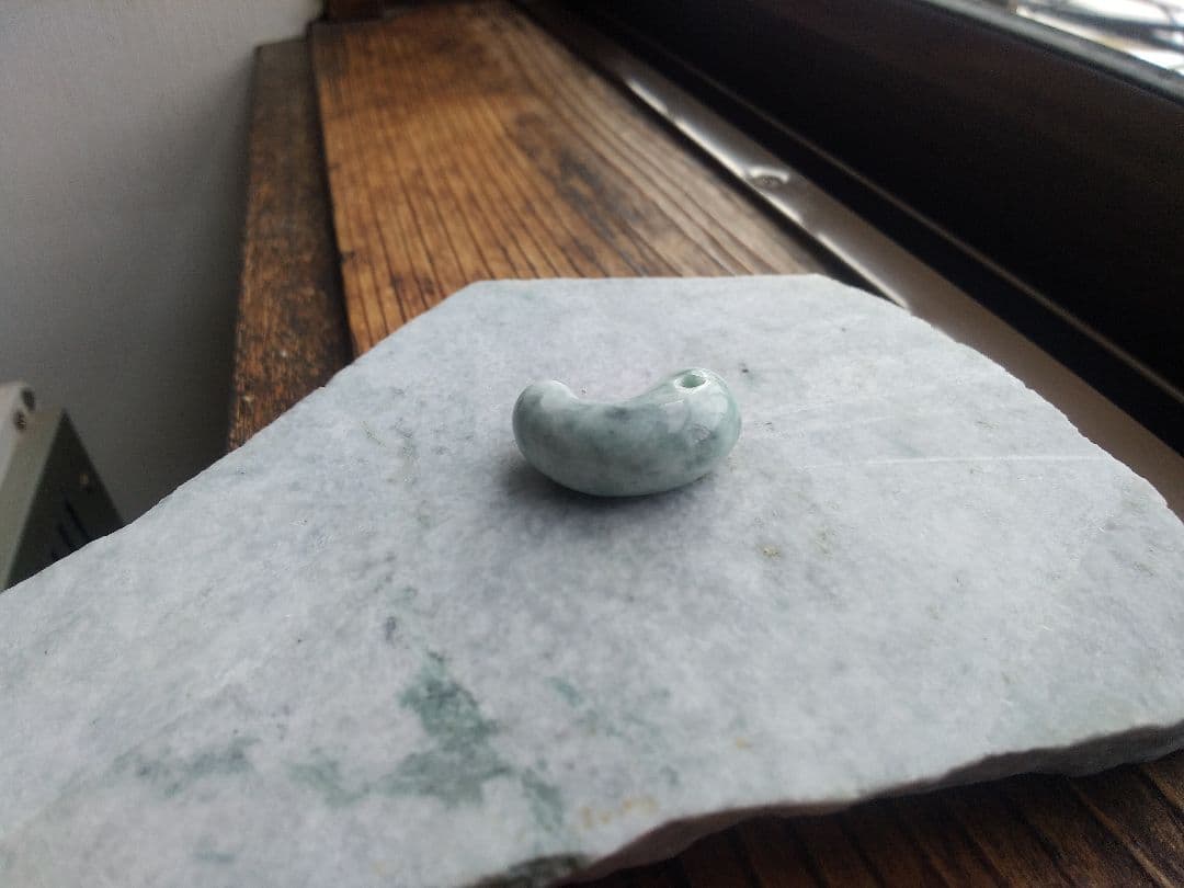 pokorin♪糸魚川翡翠　勾玉　黄緑色④⑤2点