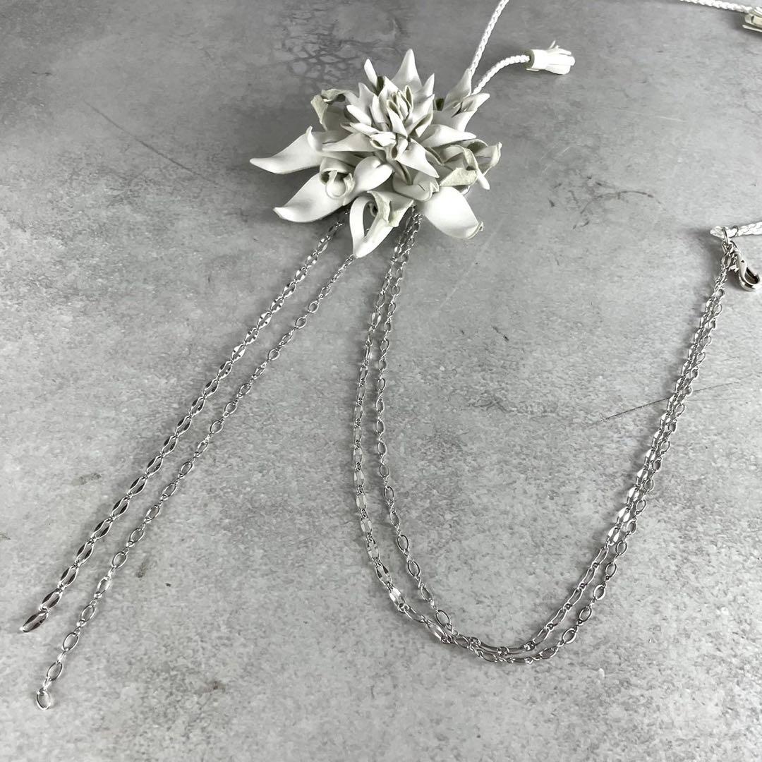 美品 Y's フラワーブローチ バッグチャーム ホワイト レザー レディース 美品 Y's フラワーブローチ バッグチャーム ホワイト レザー レディース