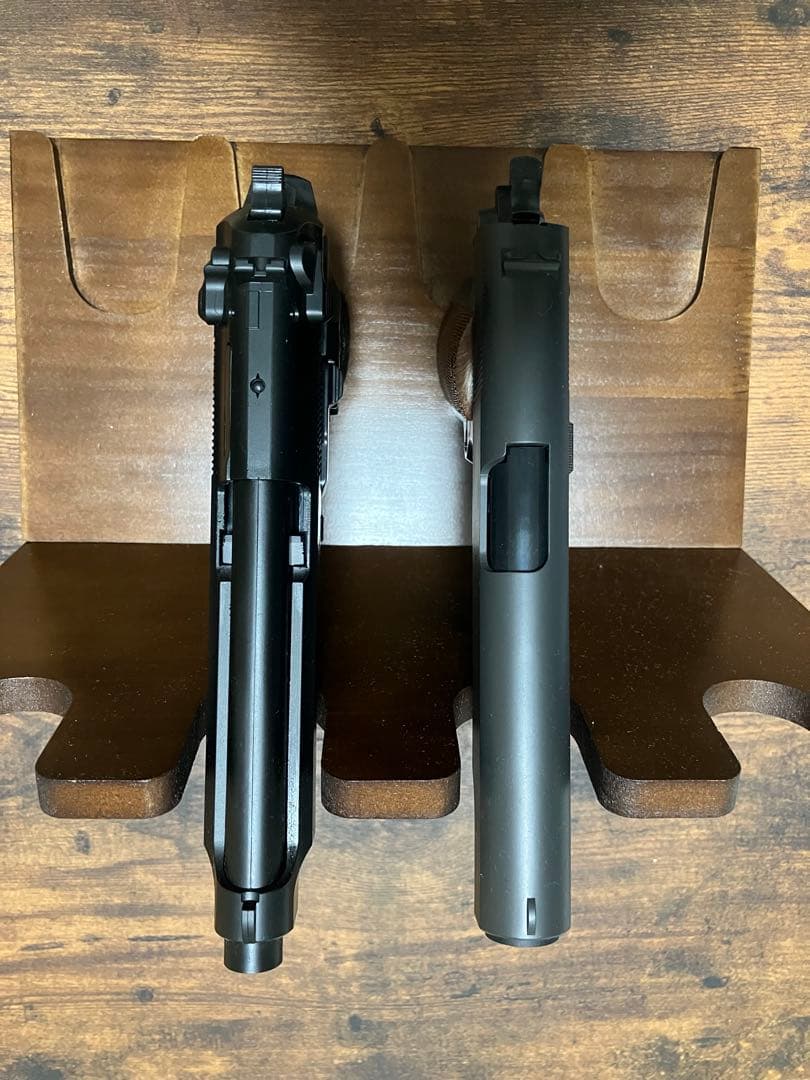 【たかちん】コルトガバメント & ベレッタハンドガンセット&木製スタンド