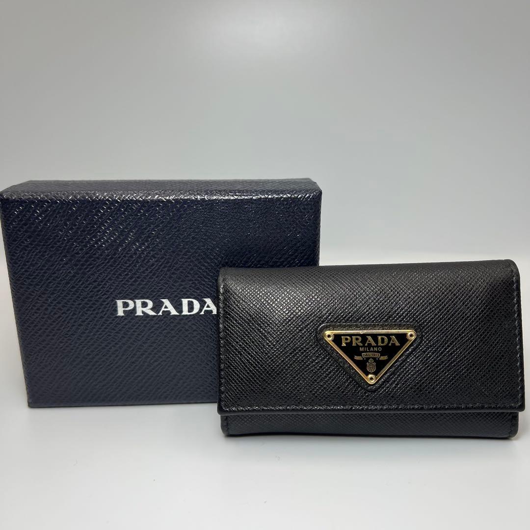 美品】PRADA キーケース 三角プレート サフィアーノレザー 6連 - メルカリ