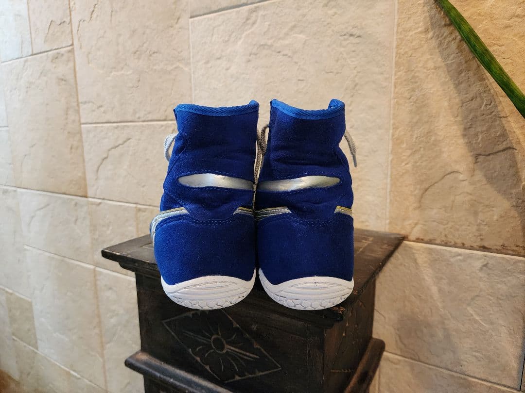 青いボクシングシューズ ハイカット アシックス