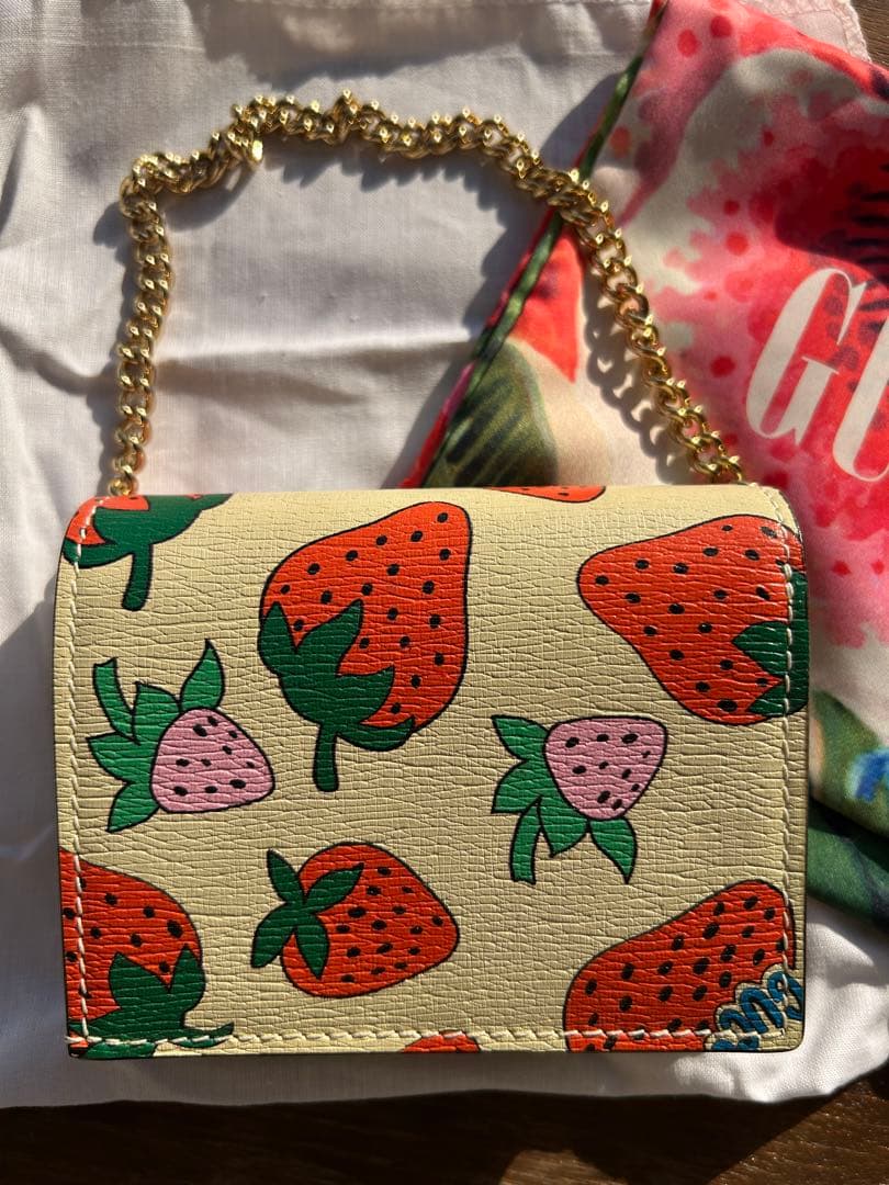 GUCCI 限定品イチゴ柄 二つ折り財布