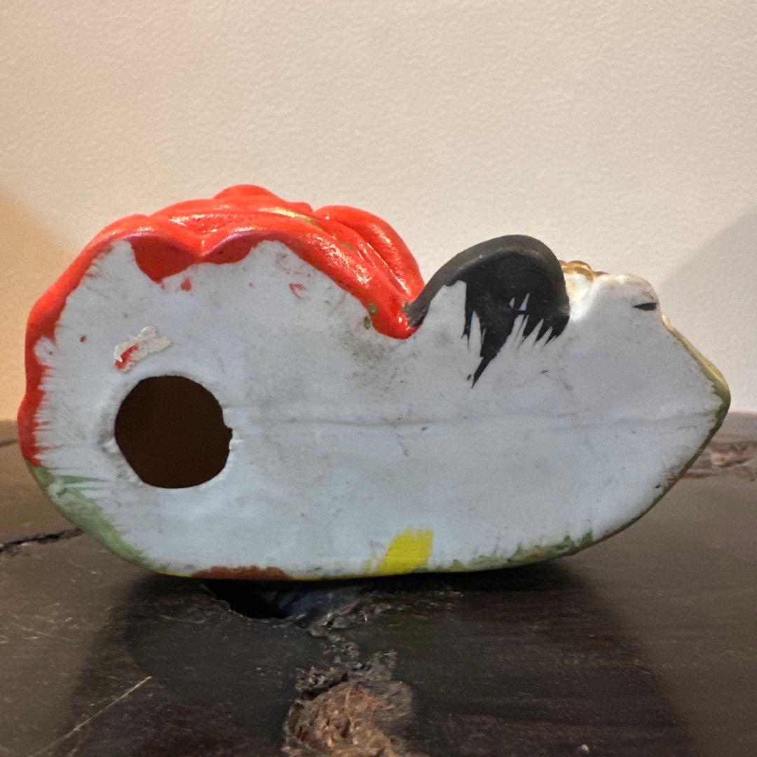 赤い鬼の面と人形の置物 獅子神楽