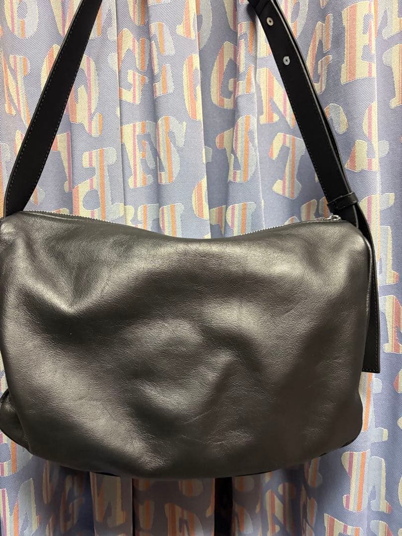 イアパピヨネ　スワローマチショルダーバッグ《本革/軽量》