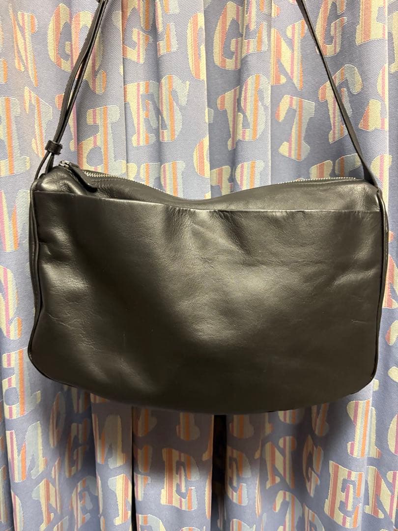 イアパピヨネ　スワローマチショルダーバッグ《本革/軽量》