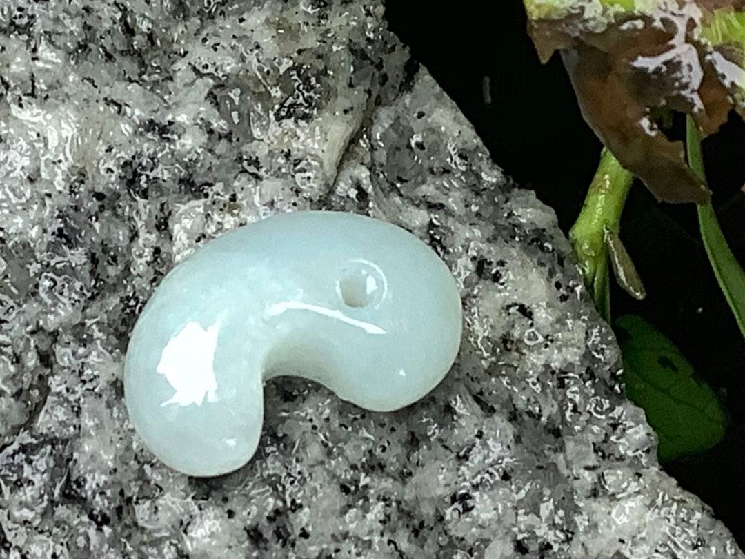 ✳極上品‼️ 糸魚川翡翠氷アイスジェイド 天授の勾玉をお身近に