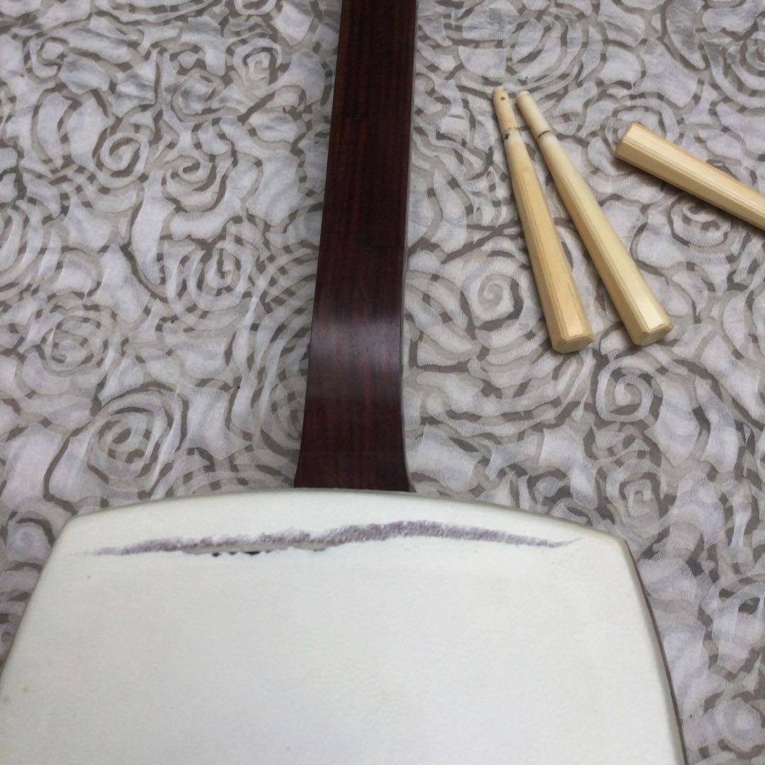 三味線 本体 紫檀材、取手付き、象牙風