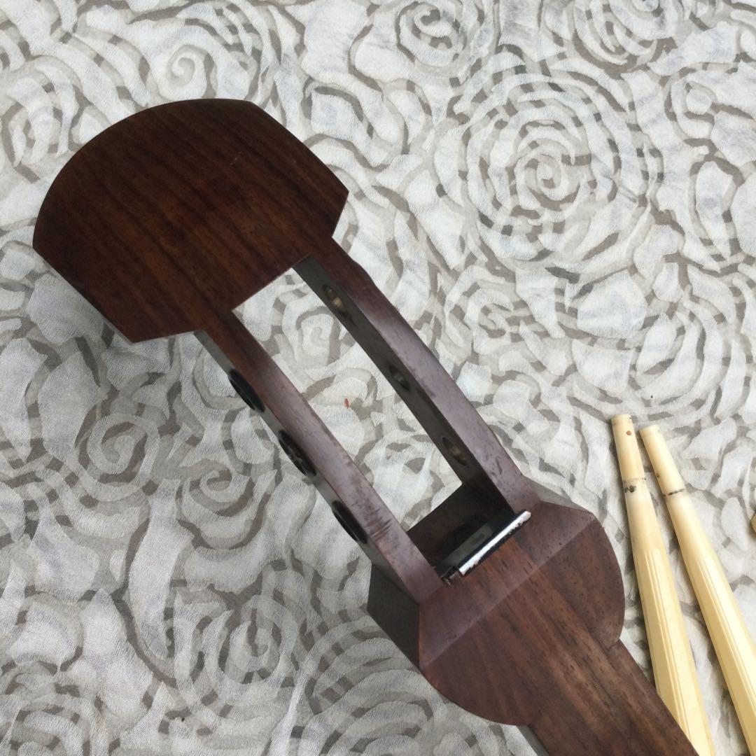 三味線 本体 紫檀材、取手付き、象牙風